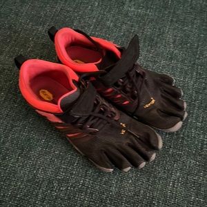 Vibram Women's V-Train Cross-Trainer Shoe, Black/Coral/Grey, 39 EU/7 M US